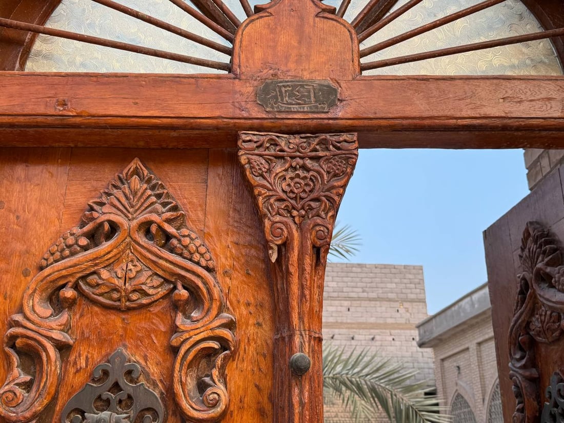 مفتاح طوله متر لبوابة مسجد أهل نجد في الزبير وعلى القفل اسم الأمير