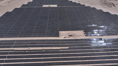 صور من صحراء كربلاء: تركيب أكثر من 39 ألف لوح شمسي لإنتاج 300 ميغاوط من الطاقة