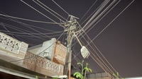 المشتل تريد استبدال أعمدة الكهرباء 