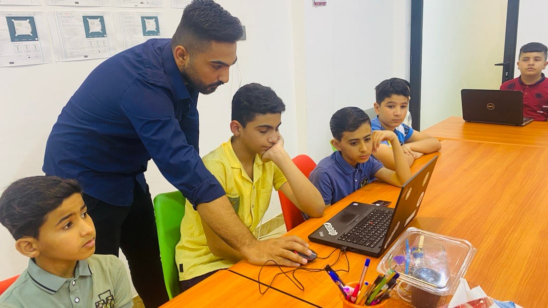 صور: ميسان “تتحكم بالروبوتات”.. إذا أعفيت من الامتحانات تعال إلى نادي البرمجة