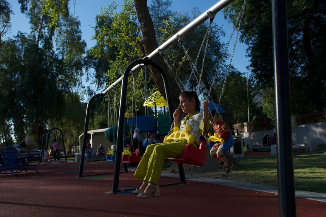 حية ودرج ومنضدة وريشة.. صور من كورنيش أبو نؤاس مع اكتمال الجزء الثاني “الأحلى”