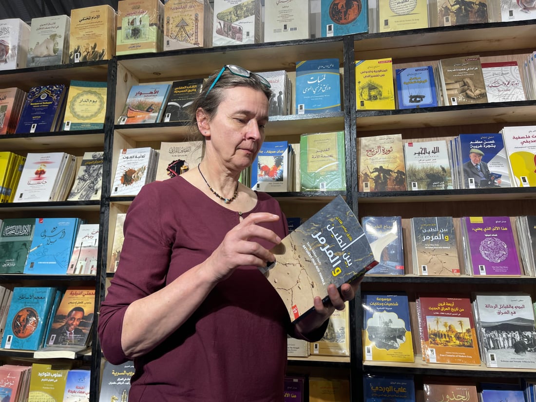 سؤال أوربي حول النجف.. ألمانية في معرض الكتاب: دهشة أنكم تحبون أدب العالم!