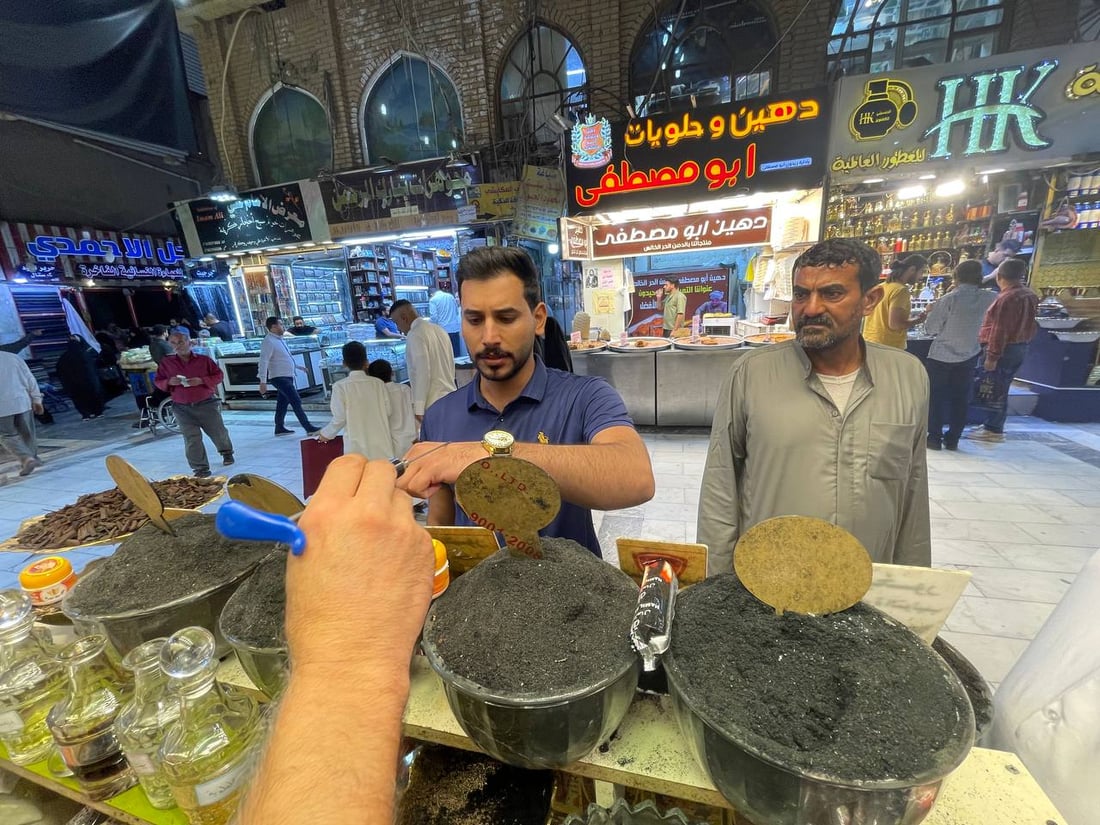 يصدّر خلطة الشايب إلى الخليج.. صور من عطور “عبود غفلة” في سوق النجف الكبير