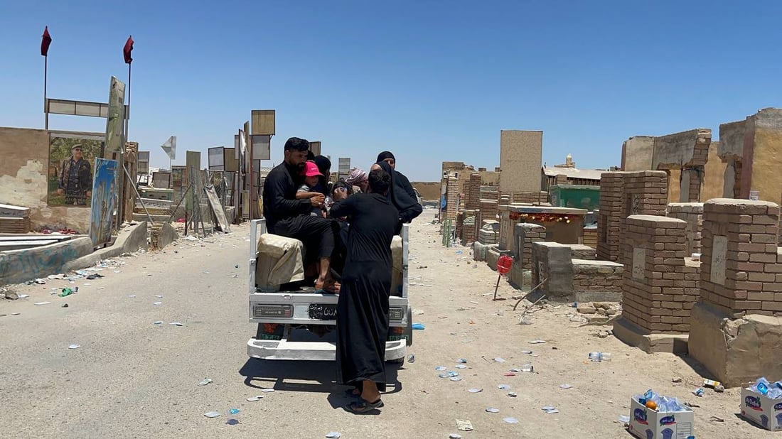 صور: متطوعون يقدمون الماء البارد والعصائر لزوار وادي السلام في النجف