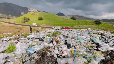 گوندێکی ئاکرێ ئەوەندەی نەماوە بکەوێتە ژێر زبڵ و خاشاک