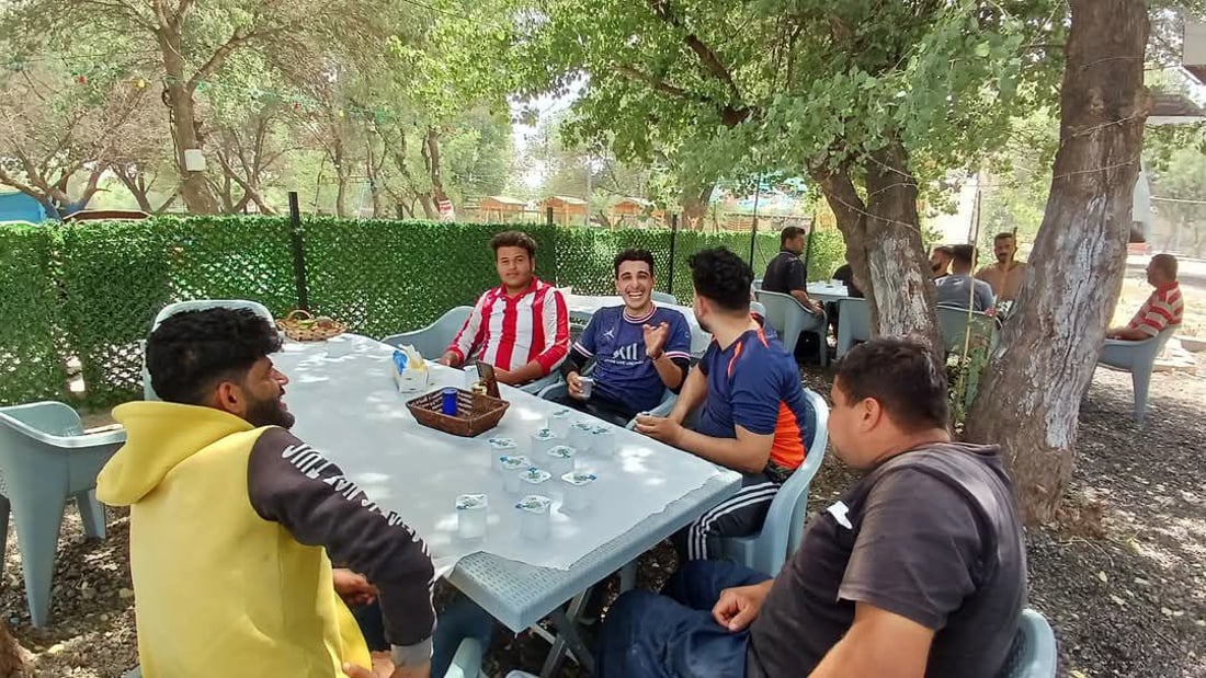 صور: ناشطة كركوكية تجمع 50 عاملاً من بلدية آلتون كوبري وتحتفل بعيدهم على نهر الزاب