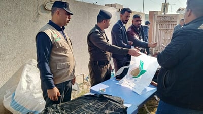 صور: الشرطة المجتمعية توزع الملابس الشتوية على الأيتام والفقراء في بابل