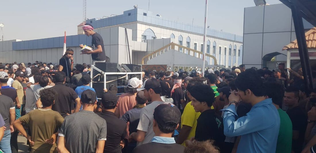 صور: حان وقت الكسبة.. تظاهرة كبيرة أمام مبنى محافظة واسط للمطالبة بأراض سكنية