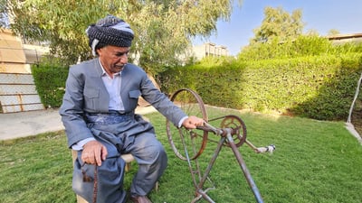 بەرامبەر پایسكلێكی ژەنگاوی بەوەفا بوون و وەک یادگاری هەڵیانگرتووە