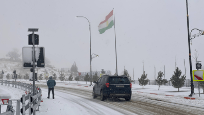 لە حاجی ئۆمەران کڕێوەیە و بەفر ریش و سمێڵ دەگرێ