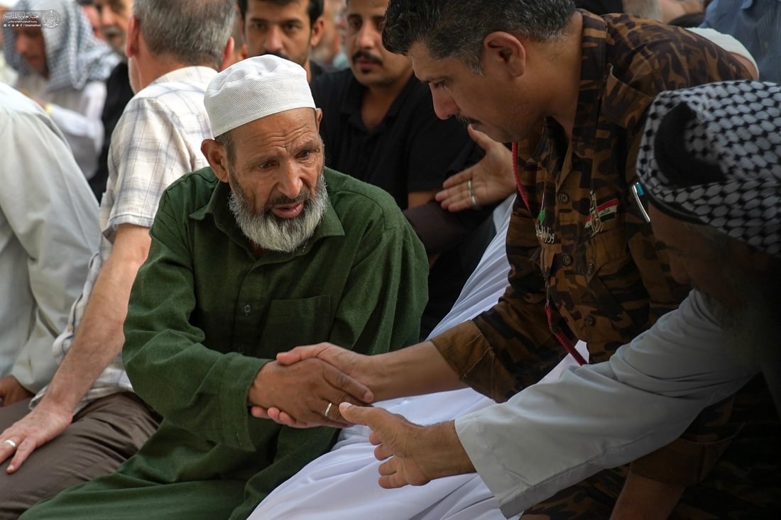 صور من داخل الصحن العلوي بالنجف.. الجموع قدمت لتأدية صلاة العيد