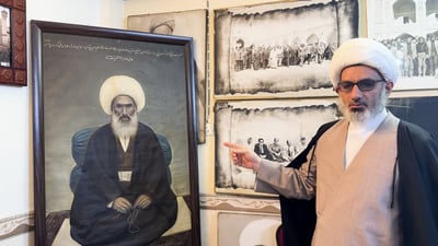 فيديو: مكان قديم في النجف فيه عمائم كبار المراجع وأقلامهم ووثائق لا تقدر بثمن