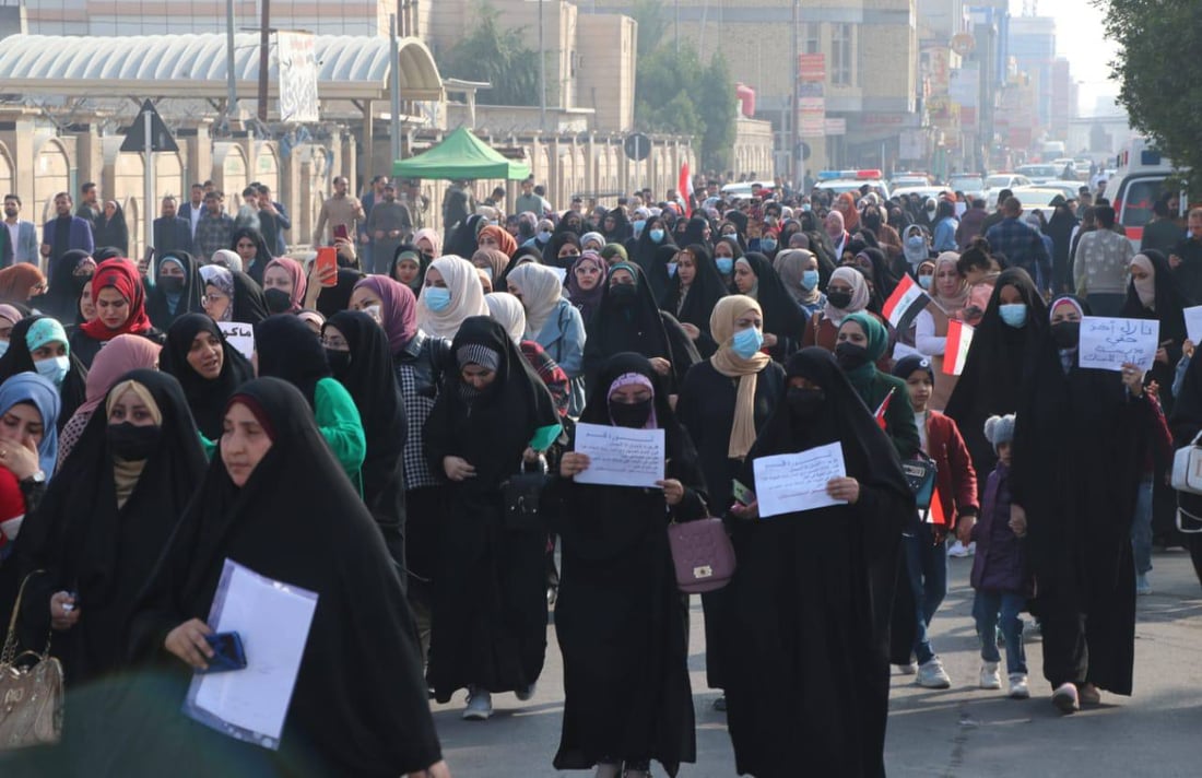 صور: بعد 3 أيام من الاعتصام.. محاضرو ذي قار يتركون خيامهم ويتوجهون إلى المحافظة
