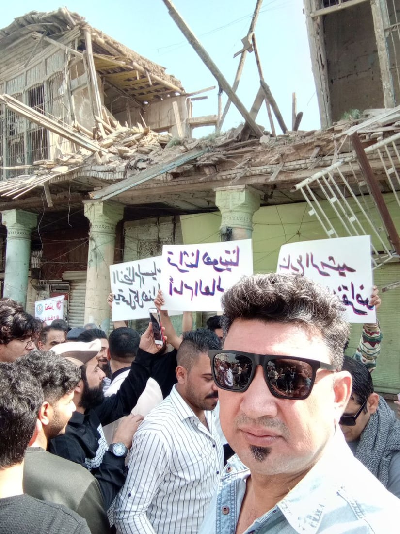 بغداد: تظاهرة فوق ركام مسرح “الهلال” التراثي.. “شارع الرشيد سيختفي”