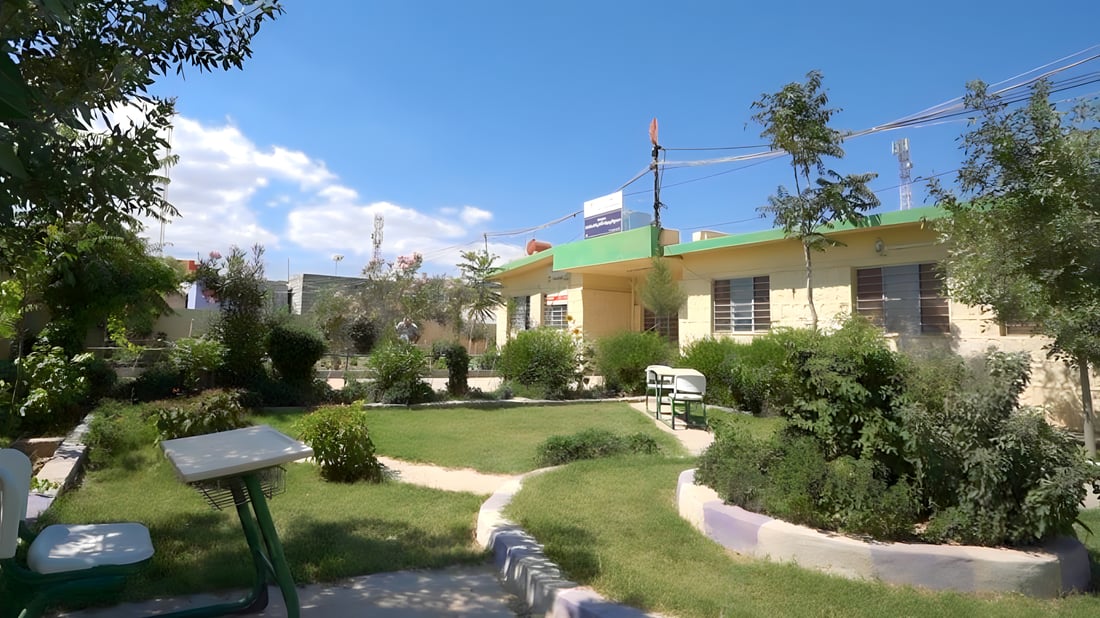 هذا “حدقجي” أم فنان؟.. صور مع الحارس المخلص من حديقة مدرسة اليرموك