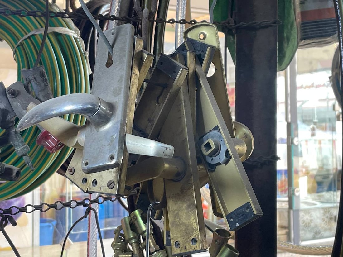 آخر مُصلحي الأقفال في مدينة الصدر: نجمع أكثر من مهنة لنواجه “الصيني”