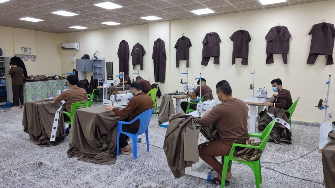 صور: سجناء النجف يصنعون الملابس والستائر والكراسي لدور الرعاية والأيتام