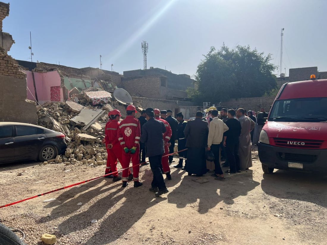صور: تضرر 6 عجلات بانهيار مبنى قديم في السماوة