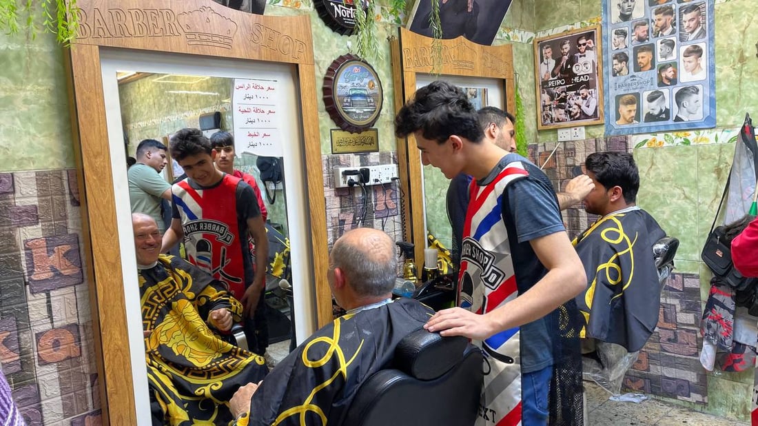 حلاق جاء من الأنبار إلى باب المعظم يحدد ألف دينار أجرة للحلاقة (صور)