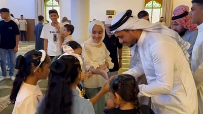 سنّة العمارة يؤدون صلاة العيد في جامع الرحمن وعيدية للأطفال الحاضرين