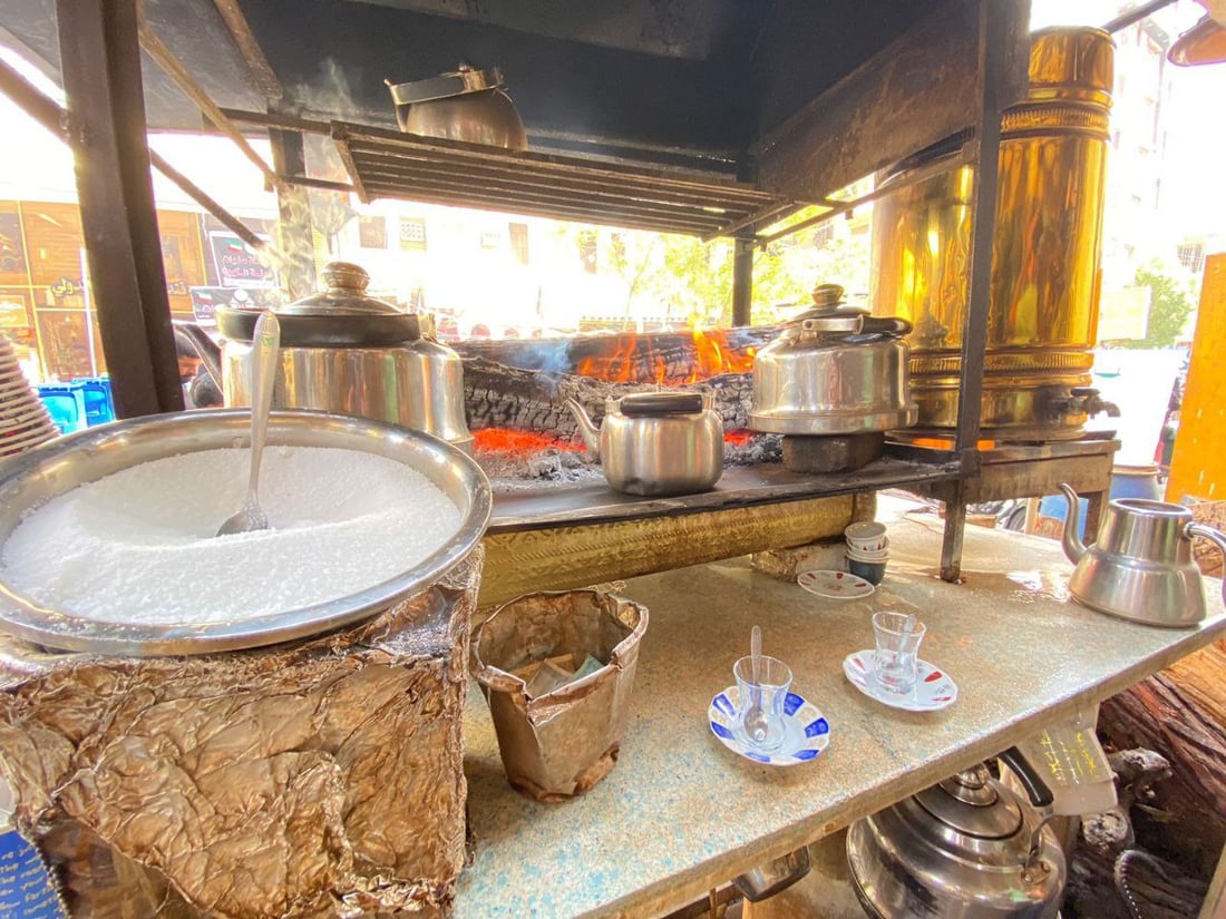 صور من “چاي خانة”.. رائحة الحطب وأسرار كربلاء في جلسة بلا إنترنت