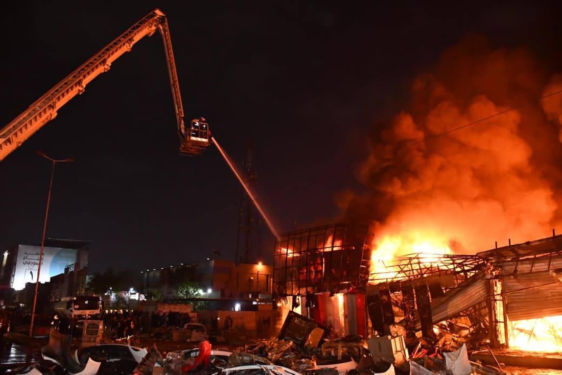 الدفاع المدني: فرقنا تكافح حريقاً واسعاً في منطقة الطالبية شرقي بغداد