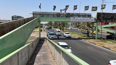 صور مقلقة لجسر المشاة في شارع فلسطين.. لا يستخدمه المارة