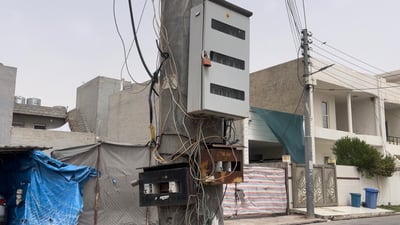 عامودەکان دەیان کێبڵ و وایەر و بۆردیان پێوەیە و مەترسییان دروستکردووە