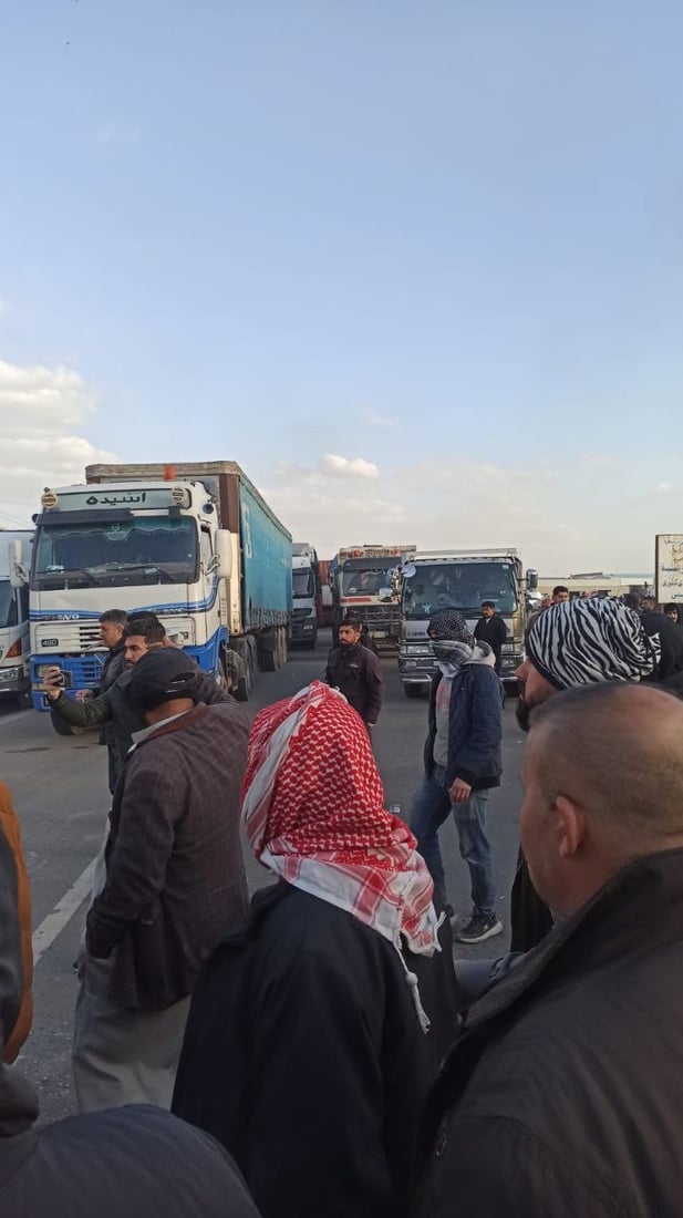 صور: أصحاب “التريلات” يغلقون الطريق بين كركوك وأربيل بالإطارات المحترقة