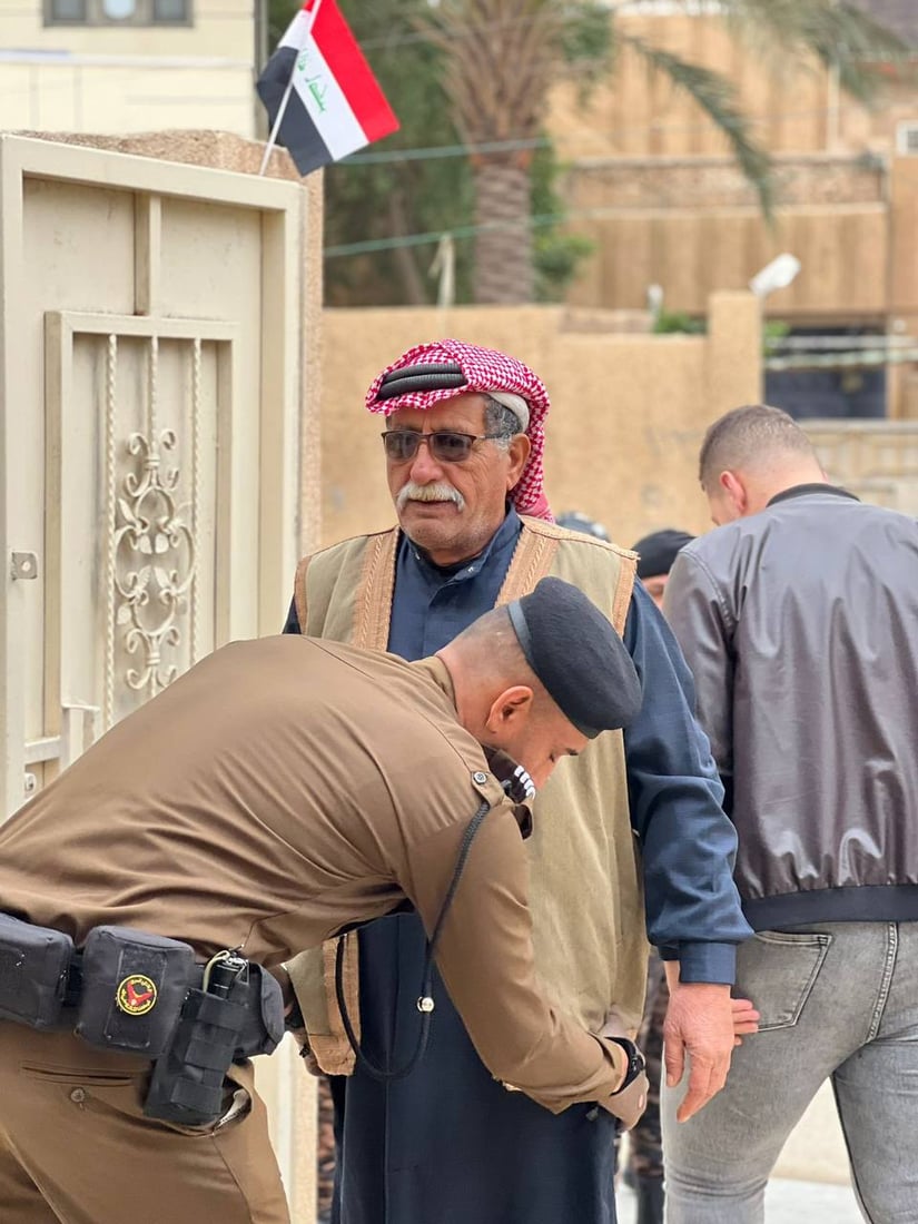 طفلة جربت الحبر البنفسجي.. صور من الاقتراع العام في الرمادي