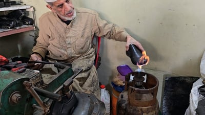 الحذاء العراقي يعيش 3 سنوات ولا يقول “آخ”.. الموصل تصنع من جديد (فيديو)
