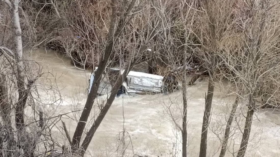 ئیسکانیایەک، سەنییەکى خستە ناو رووبارێکەوە