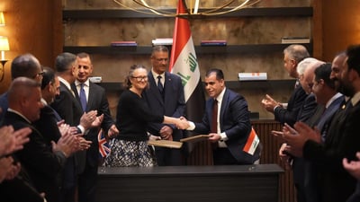 بينها مجموعة الرضا.. “حفلة” توقيعات كبيرة بين العراق وبريطانيا (صور)