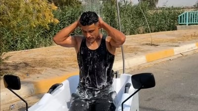 هل رأيت “بانيو ودوش” متنقل؟ ابتكار شاب من الحويجة لمواجهة حر الصيف (فيديو)