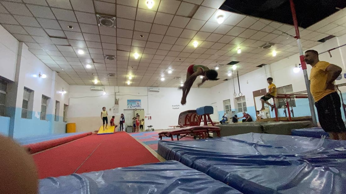 كابتن نوار يدرب أطفال البصرة لذهبية آسيا.. مرح وقساوة في قاعة الجمباز (فيديو)