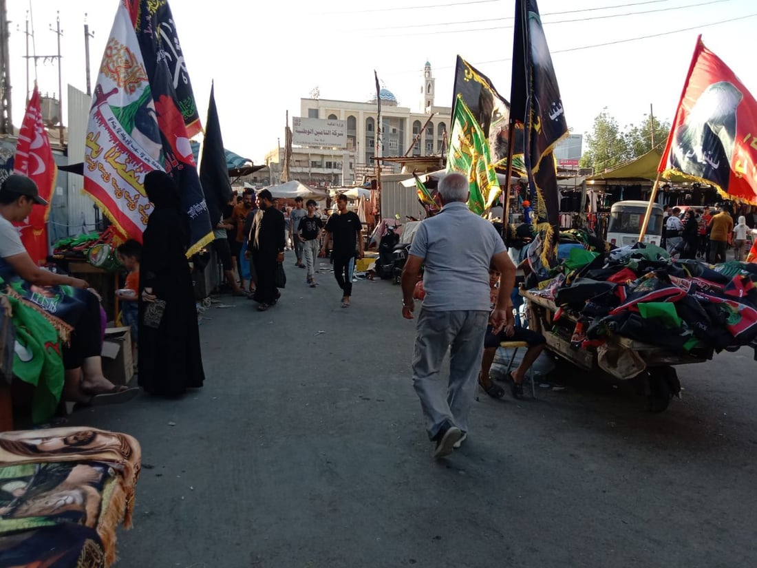 صور: سوق بغداد الجديدة يدخل موسم الأحزان بالرايات السود.. كل الأحجام بأسعار مناسبة