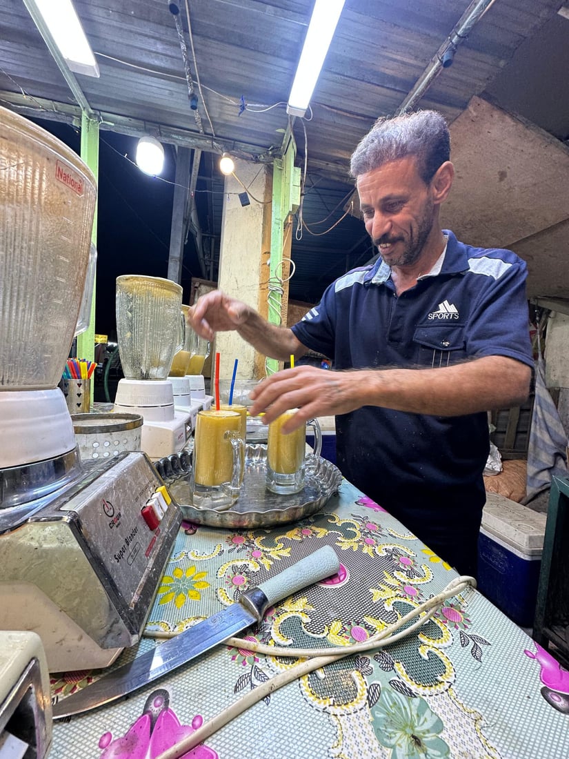 صور من بسطة مسلم الكربلائي في باب الخان: لن أرفع سعر الكأس فوق 500 مهما حصل