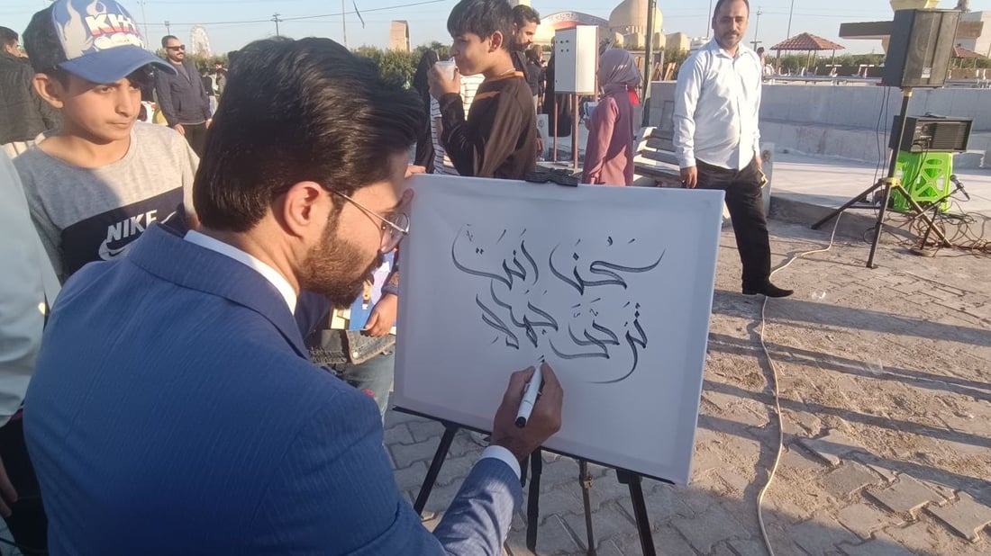 صور من أقصى العراق.. قراء الفاو يوزعون الكتب في الهواء الطلق