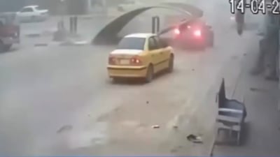 فيديو: لحظة سقوط سقيفة على سيارة أحد المواطنين في السماوة