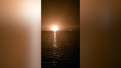 سفينة كبيرة تحترق قرب سواحل الفاو.. فيديو من بحارة العراق