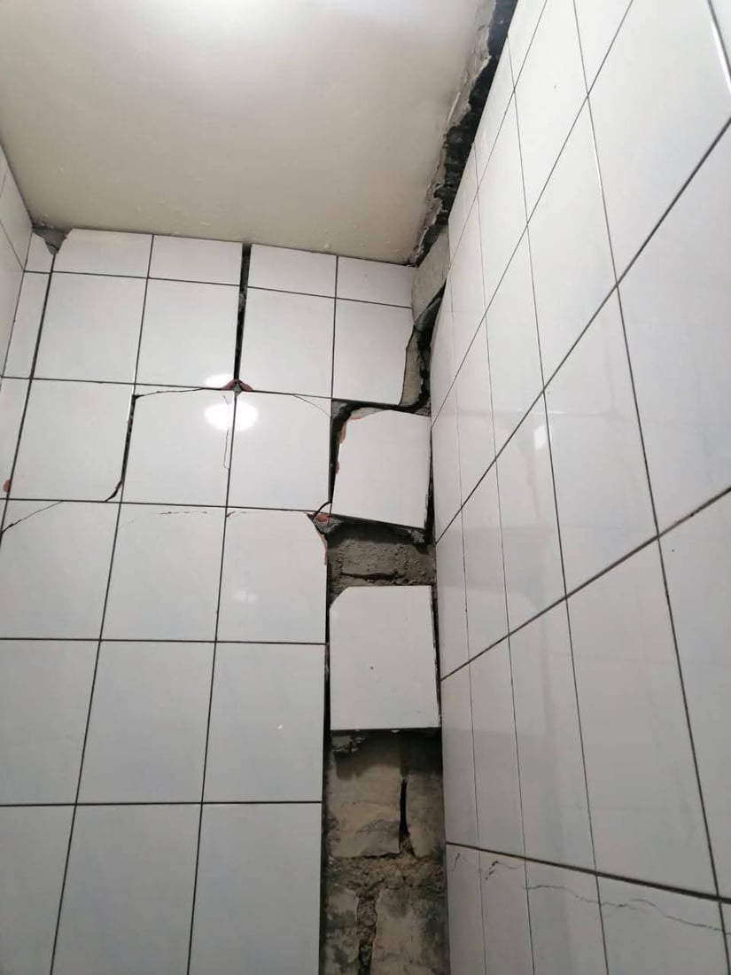 قوتابخانەی خاک لە چەمچەماڵ درزی وای تێدایە هیچی نەماوە بڕوخێ