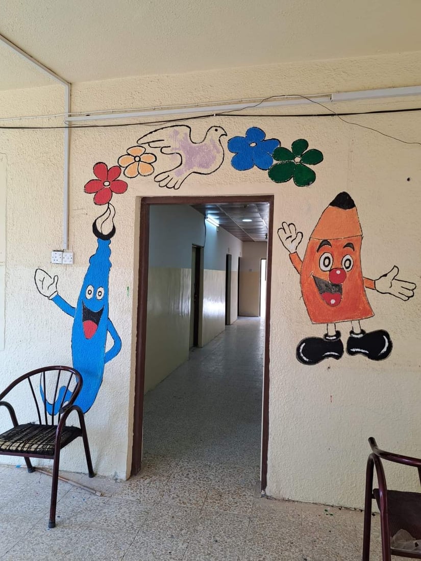 مبادرة الرائدة نزيهة سليم.. فنانو تلعفر يزينون المدارس برسوم كارتونية (صور)