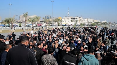 فيديو: موظفو العراق يتظاهرون وسط بغداد للمطالبة بتعديل الرواتب