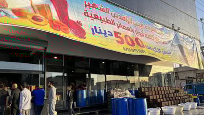 صور: مبيعات رائد أبو الشربت في الموصل تلامس 10 آلاف كيس يومياً.. يعصر أمام الزبائن