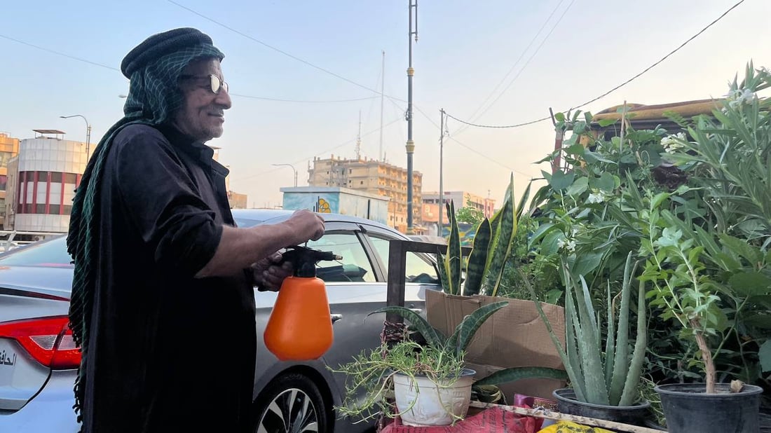 صور: العم “خير الله” يطوف البصرة بحديقة في “ستوتة” والأسعار “بلاش”