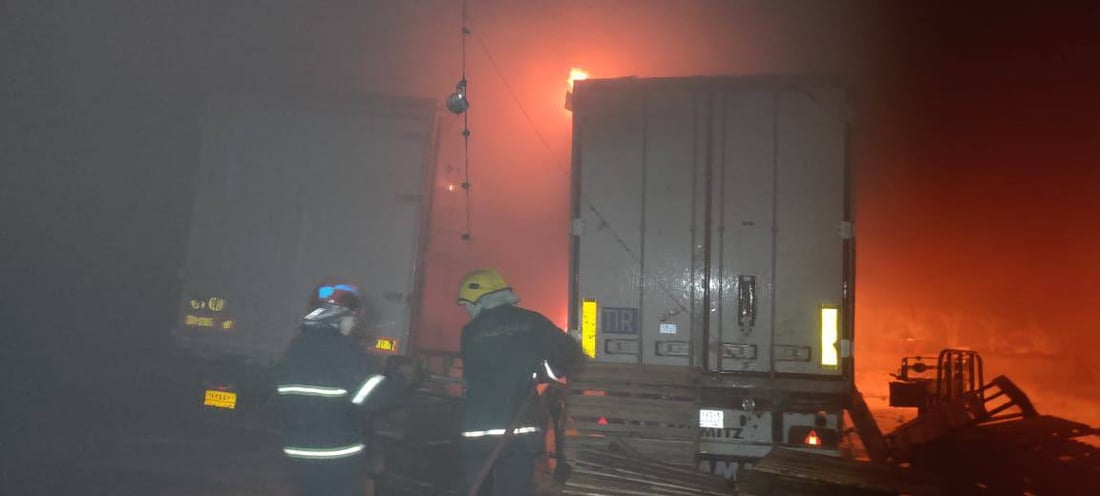 بغداد: إخماد حريق علوة الرشيد (صور)