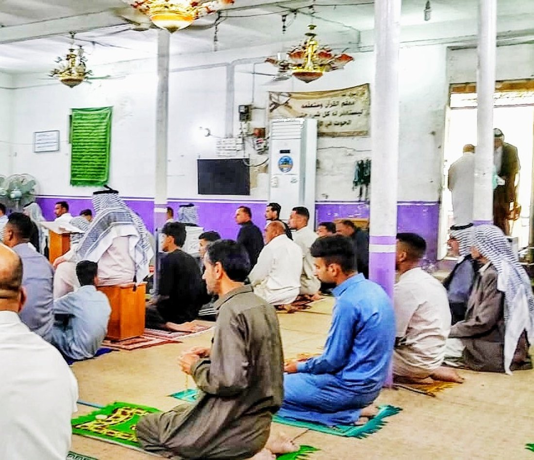 صور: غماس قرأت زيارة الحسين ووزعت “البحت” بعد صلاة العيد