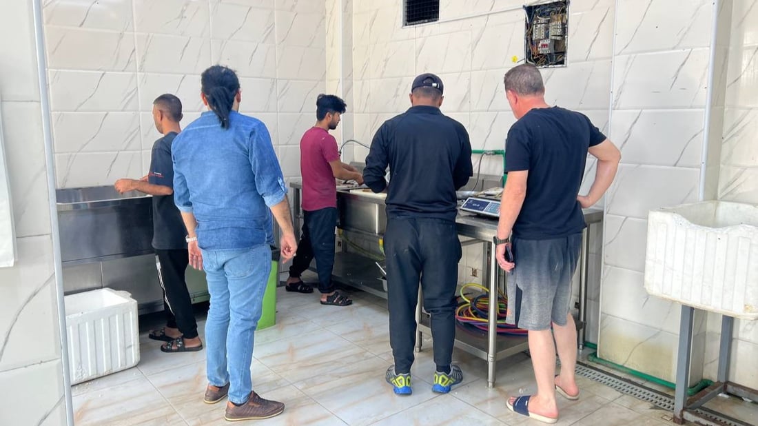 أسماك النهر والبحر متوفرة في الأعظمية.. أسعار 20 صنفاً من محل القبطان (صور)