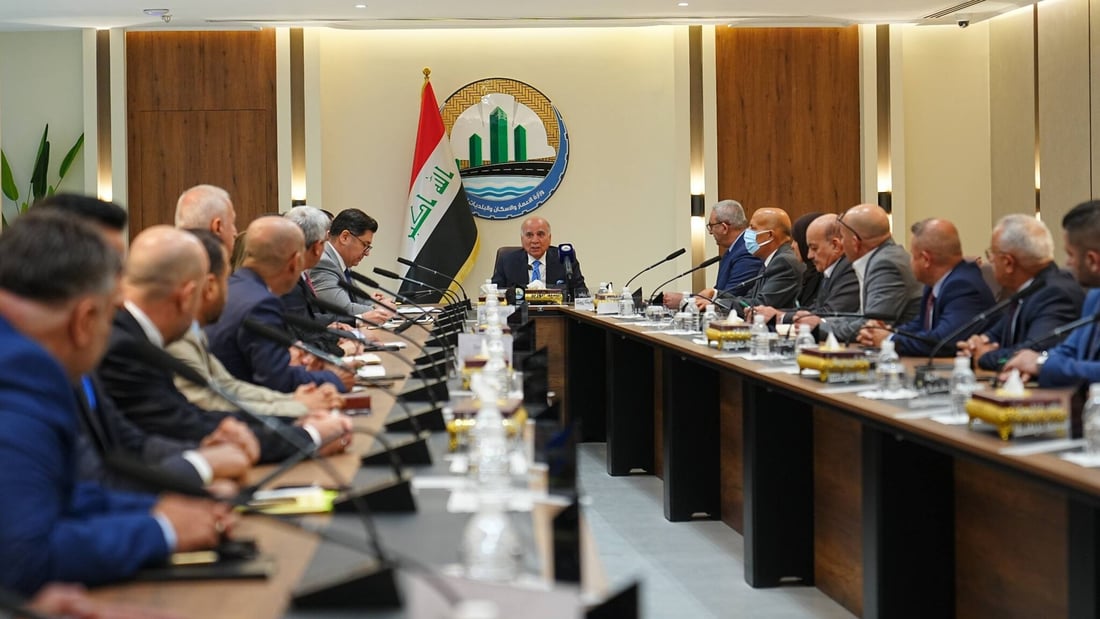 فؤاد حسين يتسلّم إدارة وزارة الإعمار وكالة