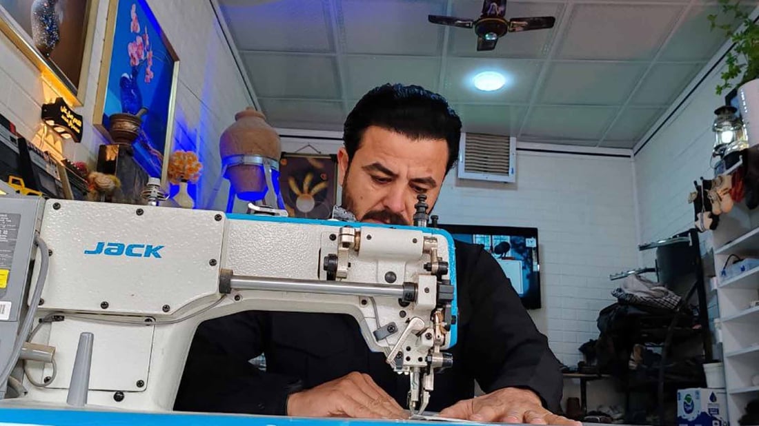 کۆنترین پینەدۆزى دوزخورماتوو بە قاچێکەوە کار دەکات